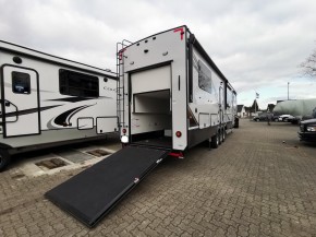 Cedar Creek 385 TH Toyhauler Heckgarage 12,5 Meter